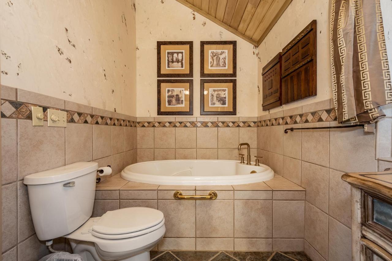 The Rusty Nail Villa McHenry Exterior photo