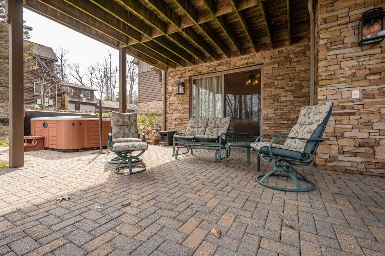 The Rusty Nail Villa McHenry Exterior photo