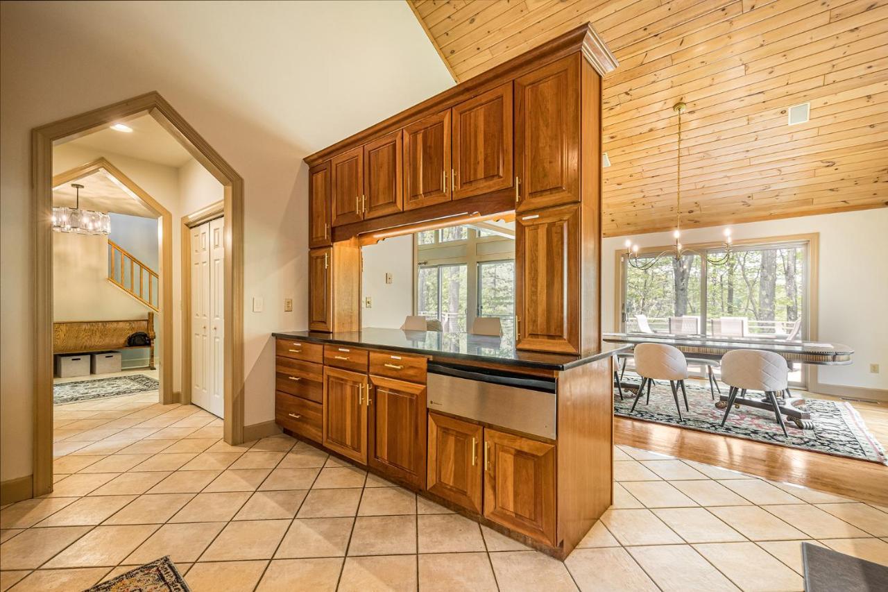 The Rusty Nail Villa McHenry Exterior photo