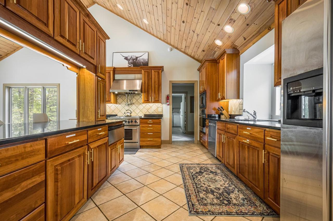 The Rusty Nail Villa McHenry Exterior photo