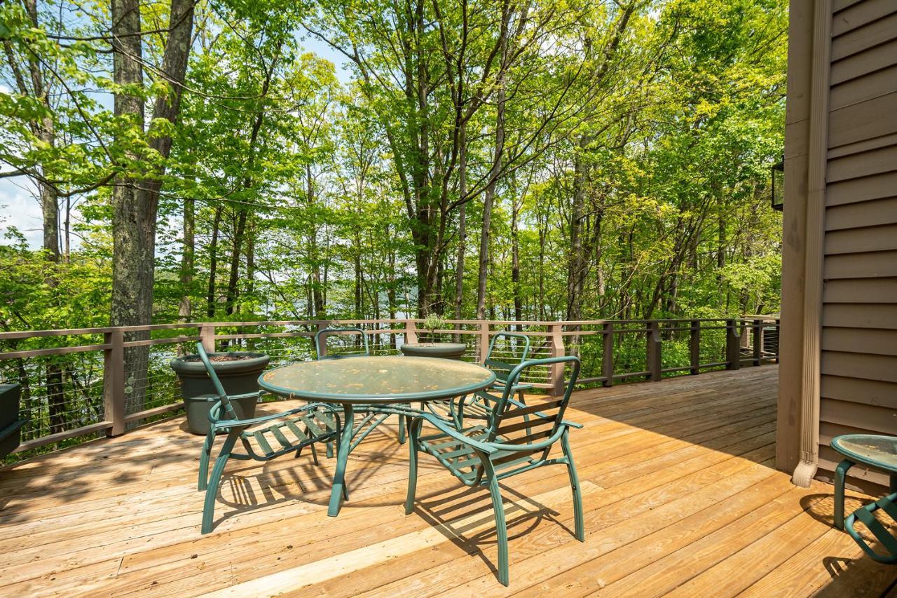 The Rusty Nail Villa McHenry Exterior photo