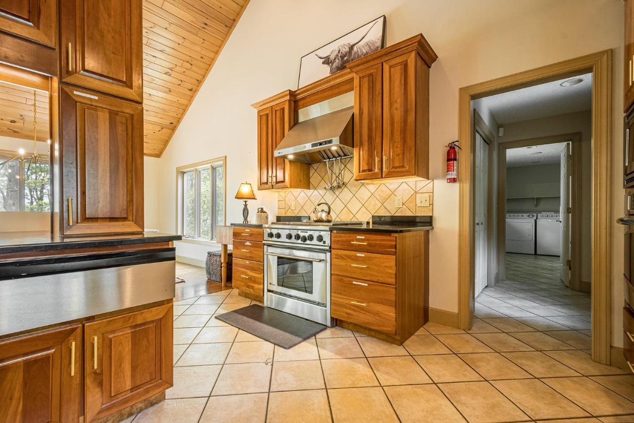 The Rusty Nail Villa McHenry Exterior photo